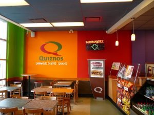 Tapisserie vinyle dans un restaurant - Quiznos Sub Laval