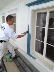 Peinture de fenêtre extérieur sur maison du patrimoine