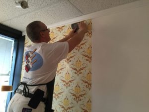 Utiliser une spatule en métal pour découper le papier peint