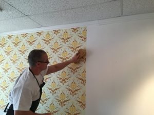 Nettoyer le surplus de colle avec une éponge