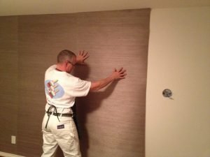 Pose de papier peint naturel