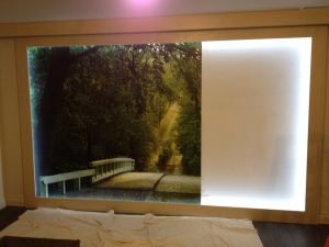 Murale encadrée et illuminée