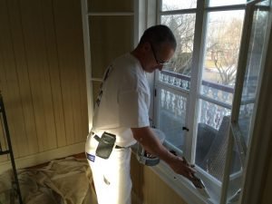 Peinture semis-lustré sur fenêtre intérieur