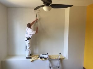 Apprêt-scelleur à l'huile Apprêt-scelleur à l'huile avant la pose de papier peint