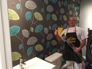 Poseur papier peint salle de bain