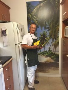 Pose papier peint mural dans une cuisine