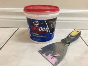 Corrections des trous et fissures avec bouche-pores Drydex