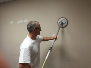 Réparer et sabler le mur comme préparation de surface