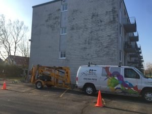 Unité mobile de lavage haute pression avec nacelle articulée