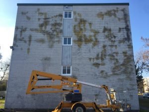 Lavage haute pression sur brique