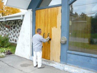 application vernis porte eglise