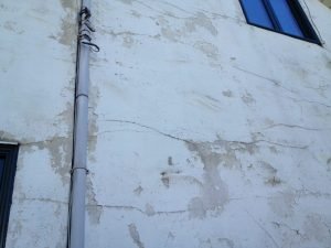 Réparation fissure de stucco pour empêcher infiltration d'eau