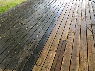 tache noire grise bois patio