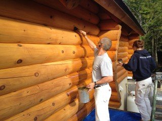 teinture sur maison en bois rond