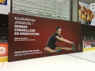 Pose affiche publicitaire